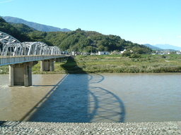 �����N�i�̉����U���߂����E�L�����ɓX