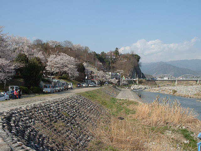 �����N�i�̉����U���߂����E�L�����ɓX